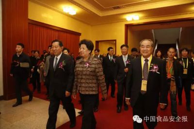 董事长吴正义和十二届全国政协副主席齐续春（左一）；十一届全国人大常委会副委员长、原国务委员陈至立（中）；十一届全国人大财经委主任、中国食品工业协会原会长石秀诗（右一）国家食品安全监督管理局副局长滕佳材（二排中）共同步入会场参加第十三届中国食品安全年会