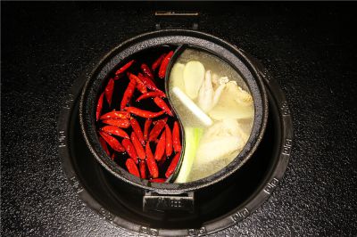 八旺秘制养生鸡汤鸳鸯锅