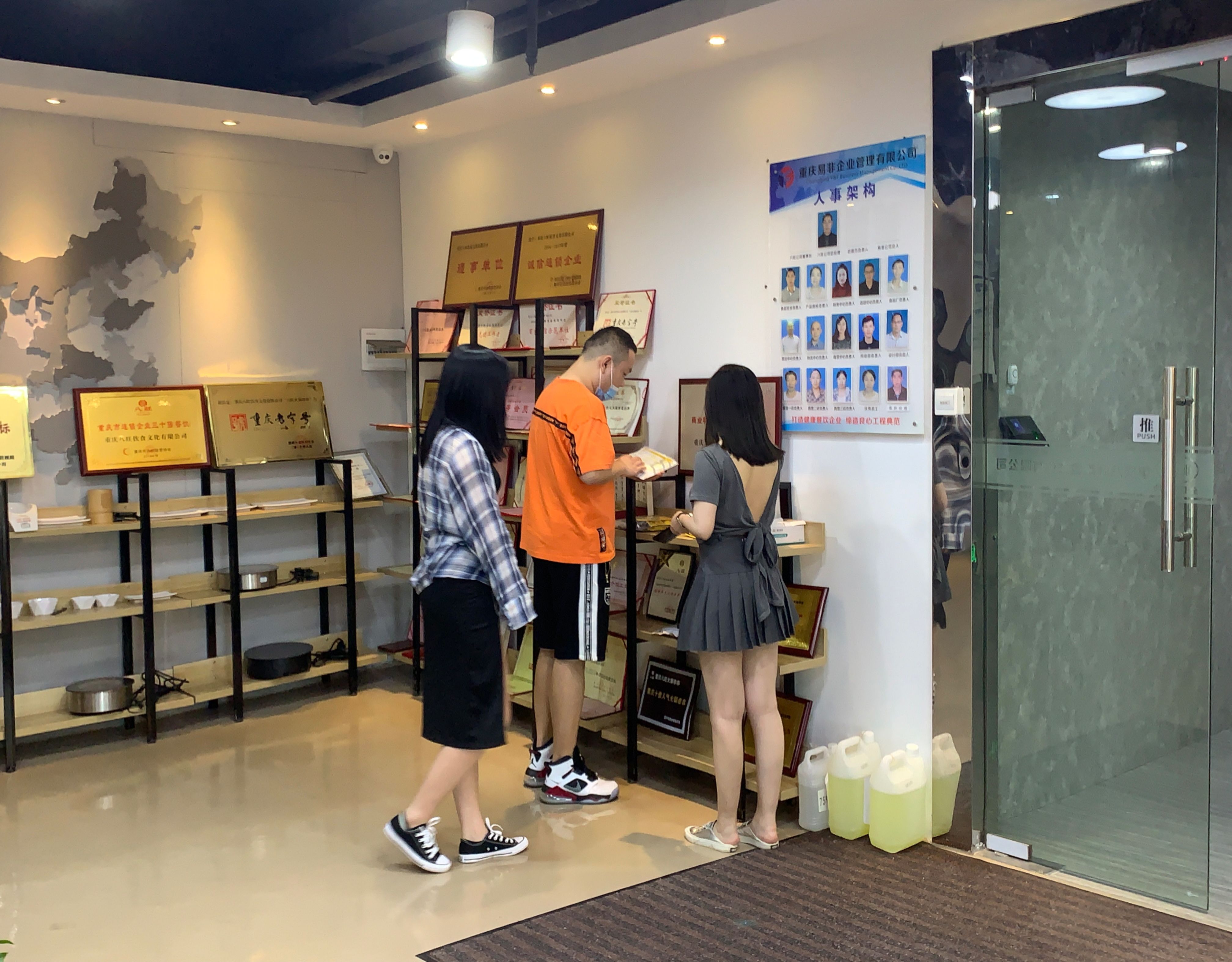 热烈欢迎周先生一行前来八旺总部考察！